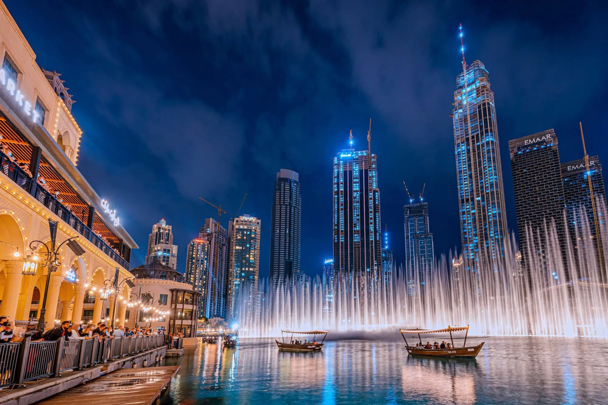 Dubai-Fountain-Show-at-Burj-Lake